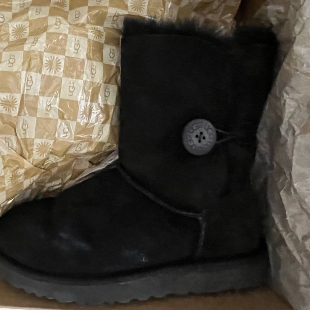 Authentic Ugg Black Bailey Button Short Sheepskin… - image 4